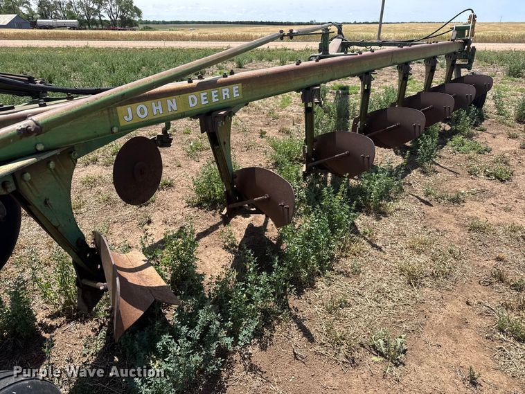 image for item NA9326 John Deere 2350-2450 plow