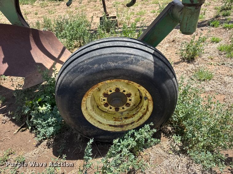 image for item NA9326 John Deere 2350-2450 plow