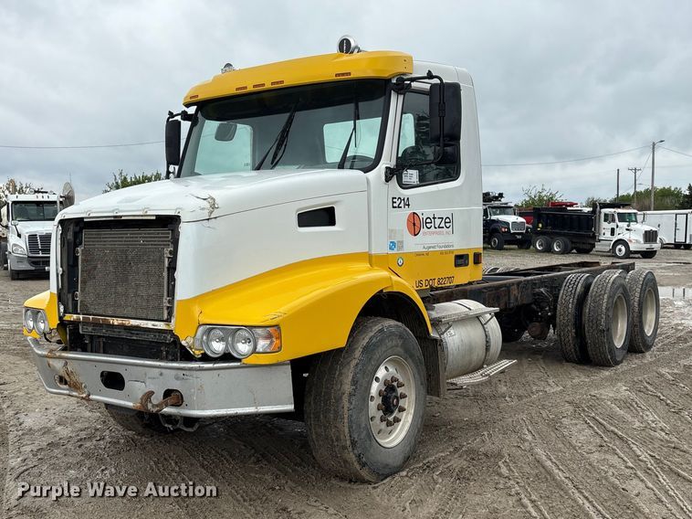 image for item DO5229 2004 Volvo Truck VHD truck cab and chassis