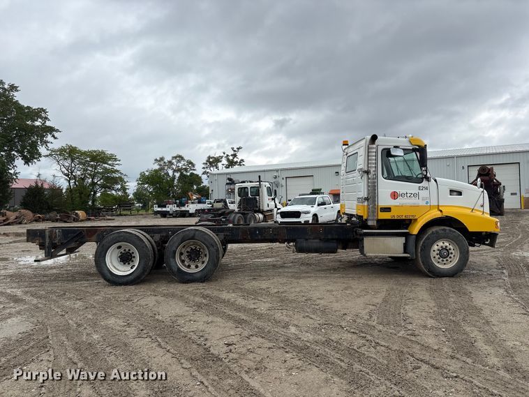 image for item DO5229 2004 Volvo Truck VHD truck cab and chassis