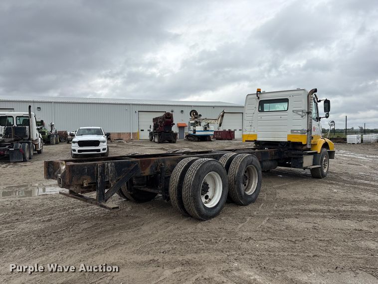 image for item DO5229 2004 Volvo Truck VHD truck cab and chassis