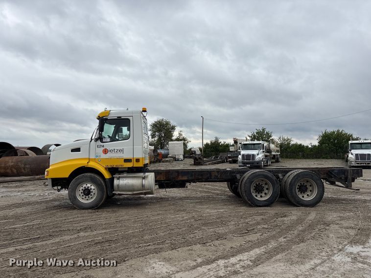 image for item DO5229 2004 Volvo Truck VHD truck cab and chassis
