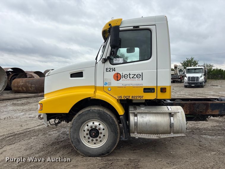 image for item DO5229 2004 Volvo Truck VHD truck cab and chassis