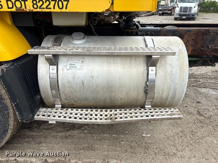image for item DO5229 2004 Volvo Truck VHD truck cab and chassis