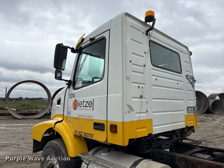 image for item DO5229 2004 Volvo Truck VHD truck cab and chassis