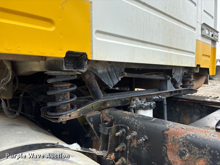image for item DO5229 2004 Volvo Truck VHD truck cab and chassis