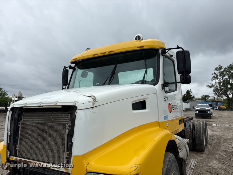 image for item DO5229 2004 Volvo Truck VHD truck cab and chassis
