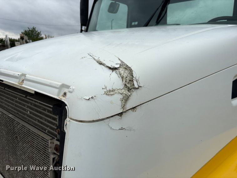 image for item DO5229 2004 Volvo Truck VHD truck cab and chassis