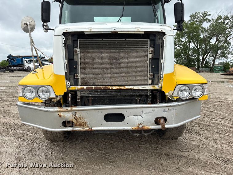 image for item DO5229 2004 Volvo Truck VHD truck cab and chassis