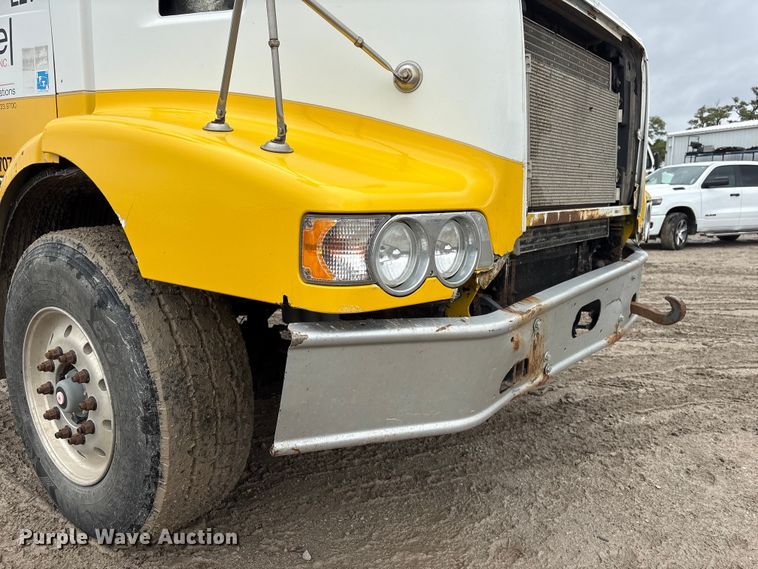 image for item DO5229 2004 Volvo Truck VHD truck cab and chassis