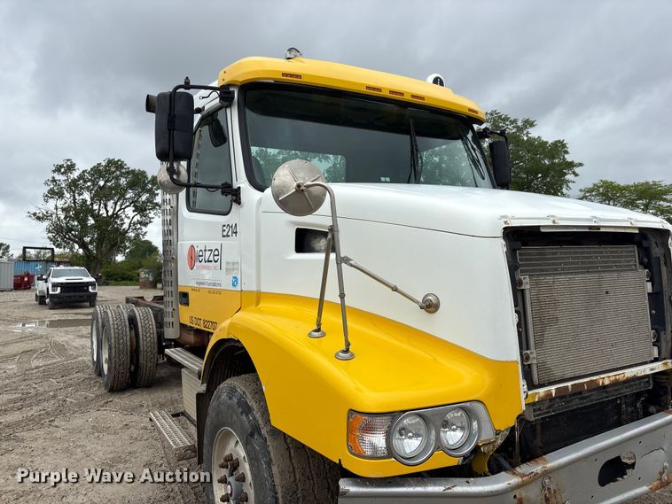 image for item DO5229 2004 Volvo Truck VHD truck cab and chassis