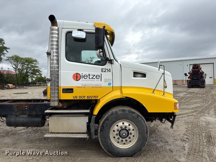 image for item DO5229 2004 Volvo Truck VHD truck cab and chassis