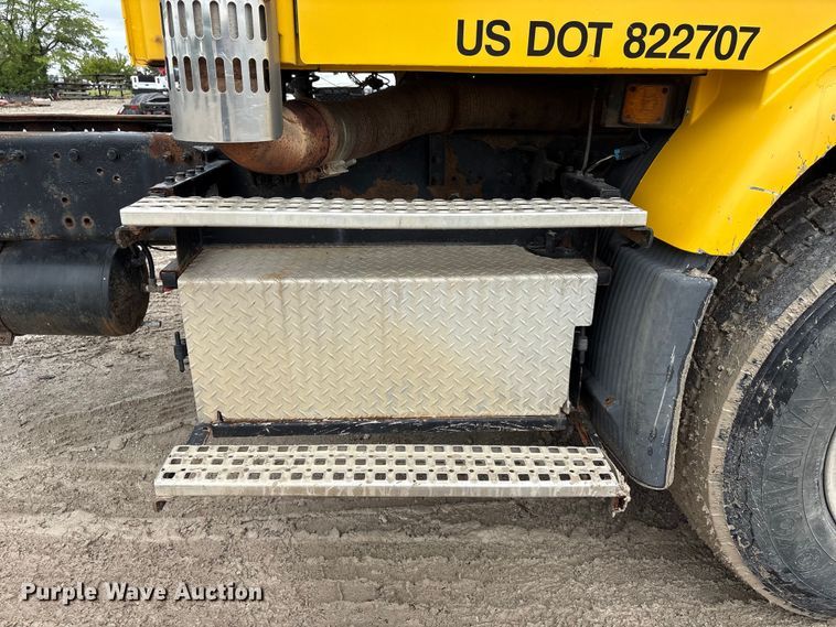 image for item DO5229 2004 Volvo Truck VHD truck cab and chassis