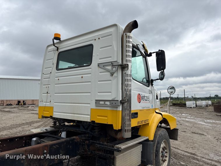 image for item DO5229 2004 Volvo Truck VHD truck cab and chassis
