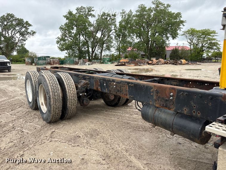image for item DO5229 2004 Volvo Truck VHD truck cab and chassis