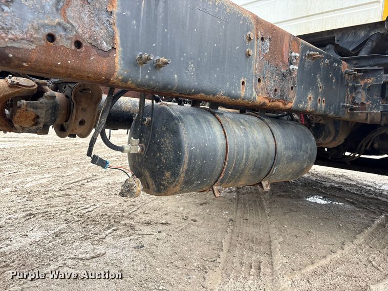 image for item DO5229 2004 Volvo Truck VHD truck cab and chassis