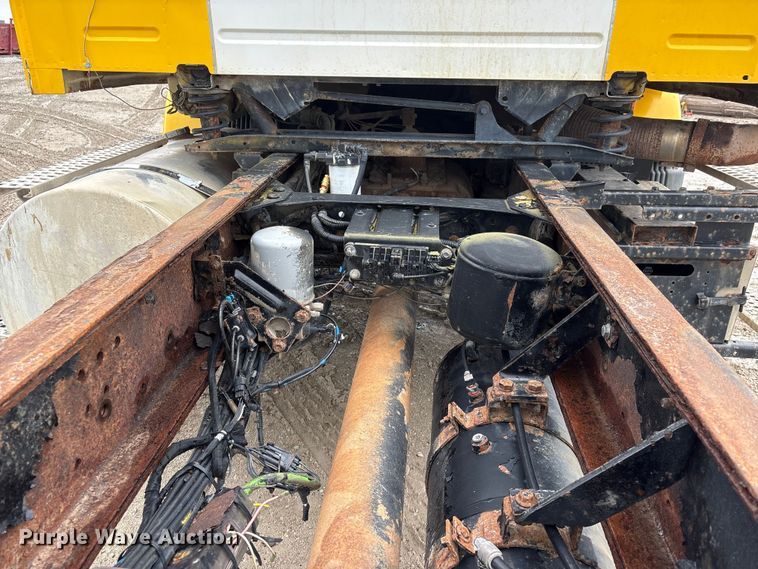 image for item DO5229 2004 Volvo Truck VHD truck cab and chassis