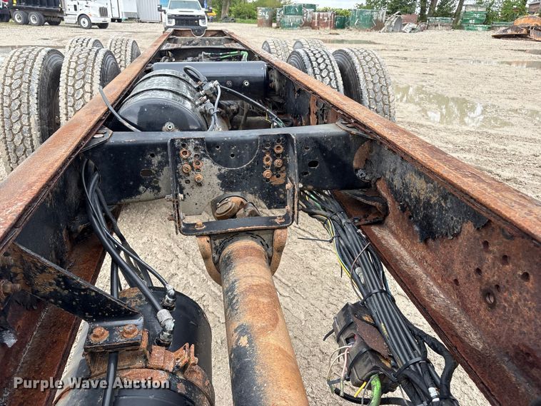 image for item DO5229 2004 Volvo Truck VHD truck cab and chassis
