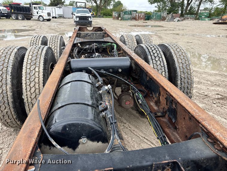image for item DO5229 2004 Volvo Truck VHD truck cab and chassis