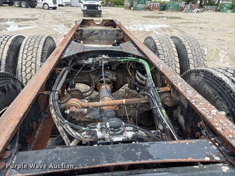 image for item DO5229 2004 Volvo Truck VHD truck cab and chassis