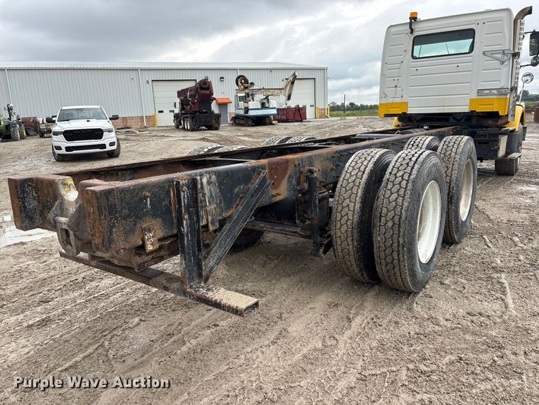 image for item DO5229 2004 Volvo Truck VHD truck cab and chassis