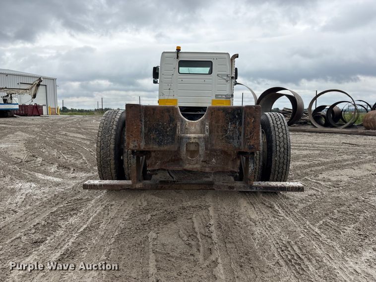 image for item DO5229 2004 Volvo Truck VHD truck cab and chassis
