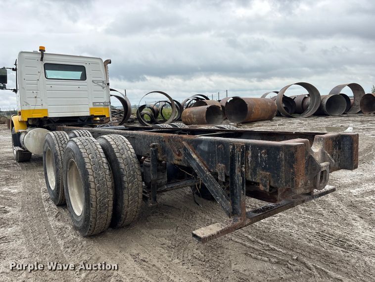 image for item DO5229 2004 Volvo Truck VHD truck cab and chassis