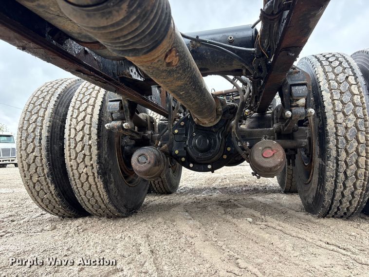 image for item DO5229 2004 Volvo Truck VHD truck cab and chassis