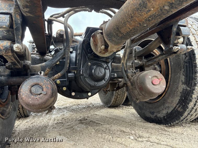 image for item DO5229 2004 Volvo Truck VHD truck cab and chassis