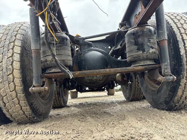 image for item DO5229 2004 Volvo Truck VHD truck cab and chassis