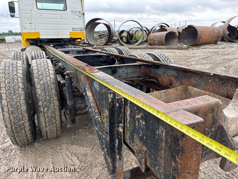 image for item DO5229 2004 Volvo Truck VHD truck cab and chassis
