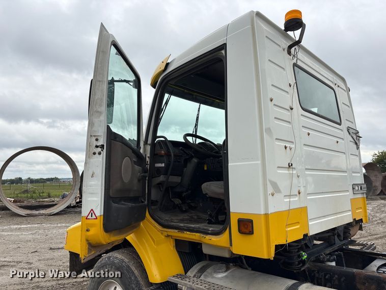 image for item DO5229 2004 Volvo Truck VHD truck cab and chassis