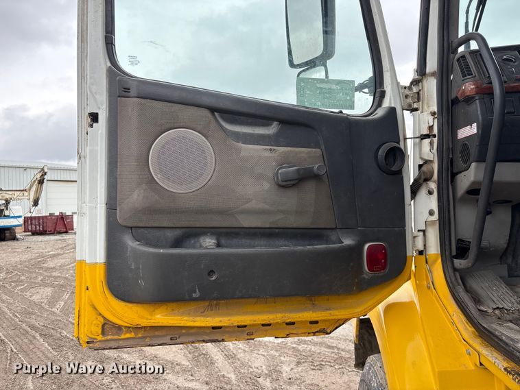 image for item DO5229 2004 Volvo Truck VHD truck cab and chassis