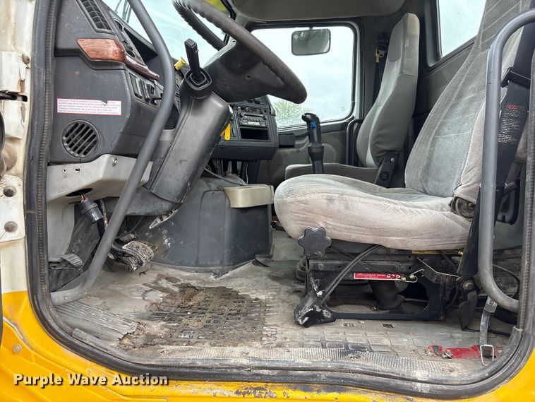 image for item DO5229 2004 Volvo Truck VHD truck cab and chassis