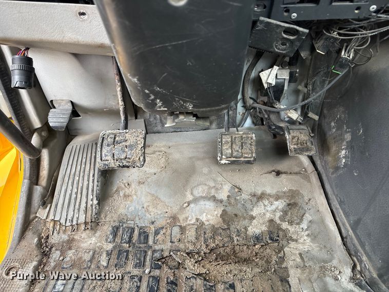 image for item DO5229 2004 Volvo Truck VHD truck cab and chassis
