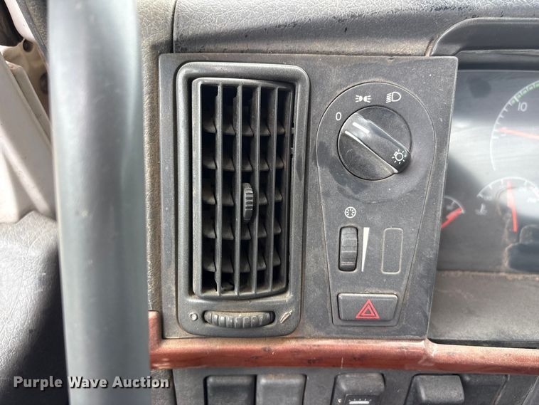 image for item DO5229 2004 Volvo Truck VHD truck cab and chassis