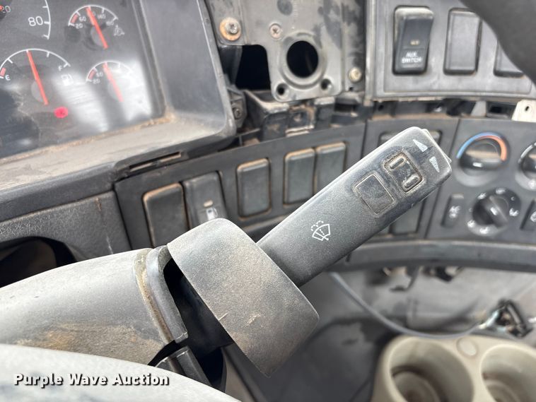 image for item DO5229 2004 Volvo Truck VHD truck cab and chassis