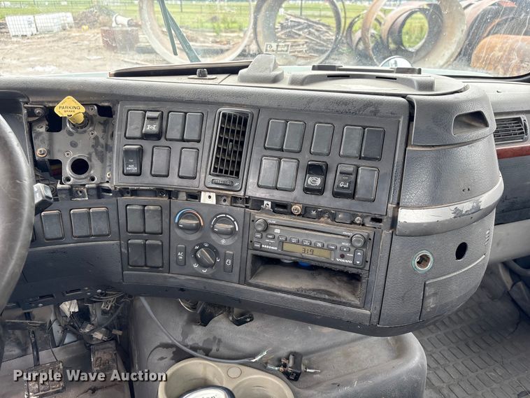 image for item DO5229 2004 Volvo Truck VHD truck cab and chassis