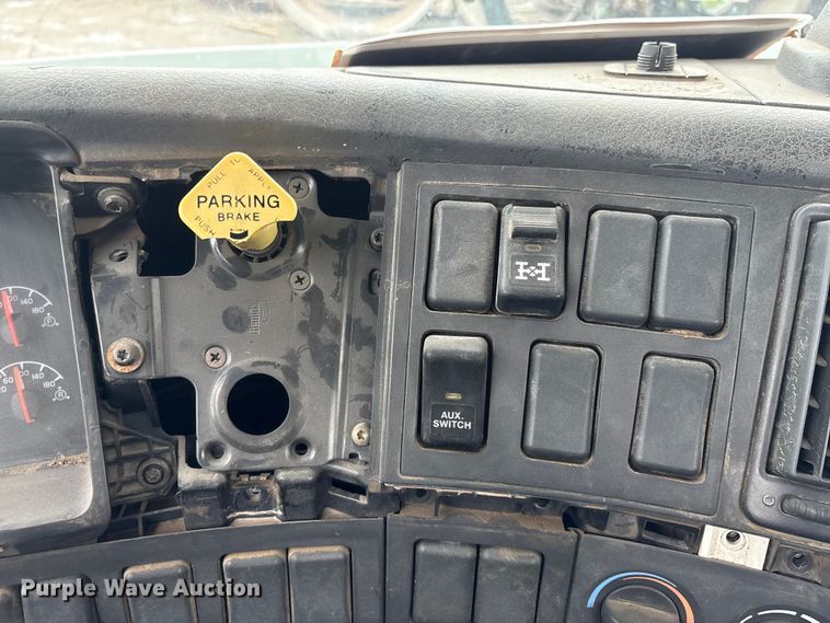 image for item DO5229 2004 Volvo Truck VHD truck cab and chassis