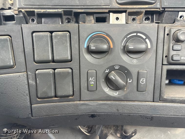 image for item DO5229 2004 Volvo Truck VHD truck cab and chassis