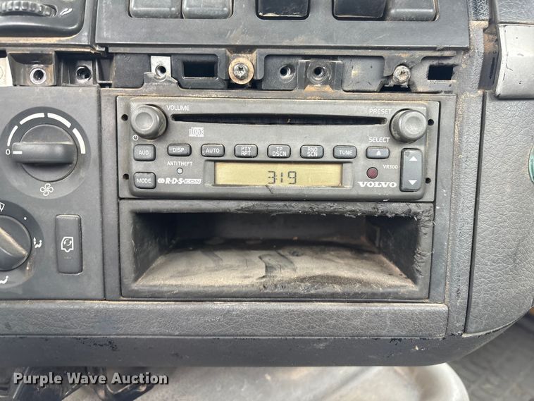 image for item DO5229 2004 Volvo Truck VHD truck cab and chassis
