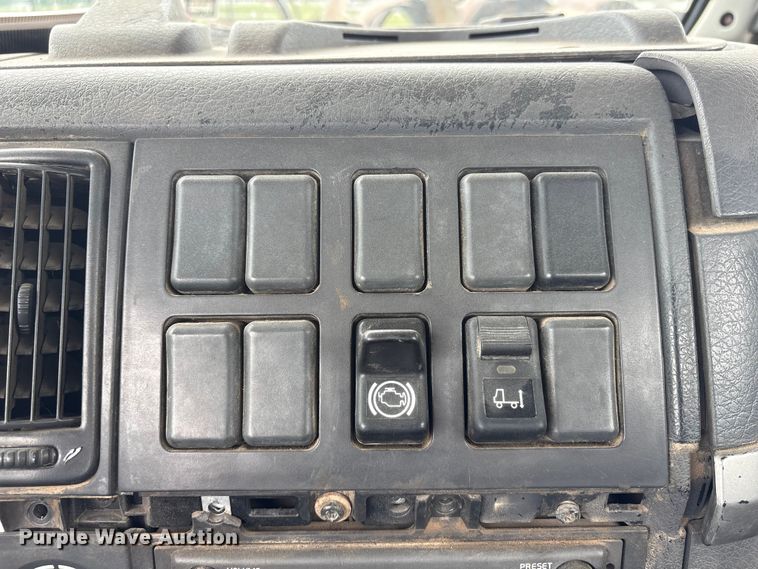image for item DO5229 2004 Volvo Truck VHD truck cab and chassis