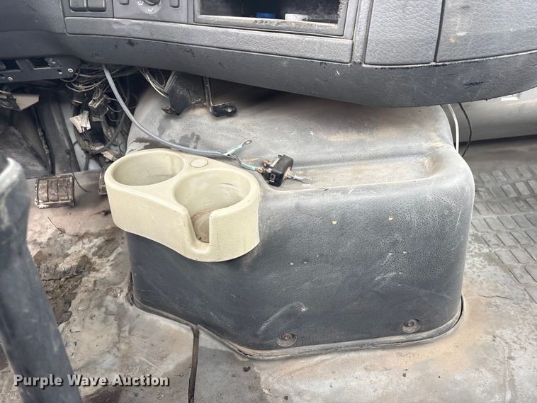 image for item DO5229 2004 Volvo Truck VHD truck cab and chassis