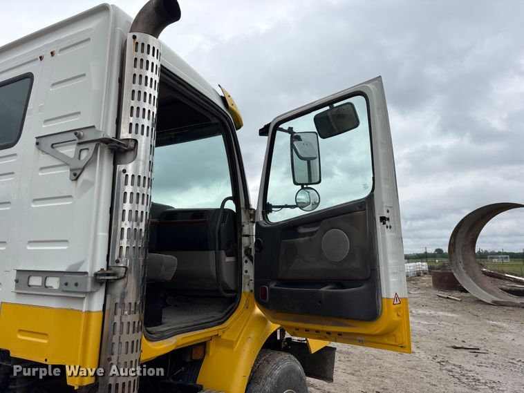 image for item DO5229 2004 Volvo Truck VHD truck cab and chassis