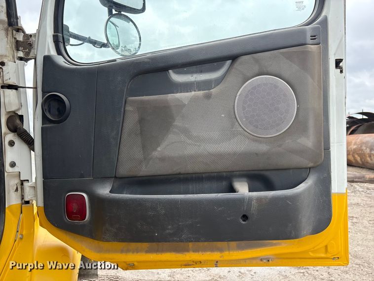 image for item DO5229 2004 Volvo Truck VHD truck cab and chassis
