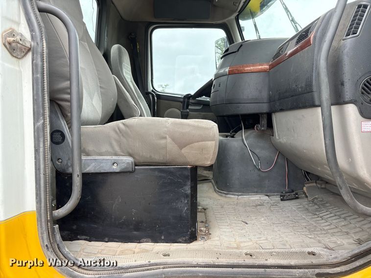 image for item DO5229 2004 Volvo Truck VHD truck cab and chassis
