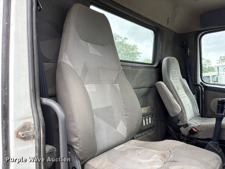 image for item DO5229 2004 Volvo Truck VHD truck cab and chassis