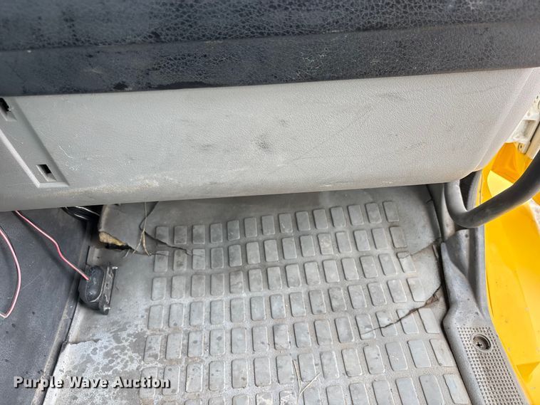 image for item DO5229 2004 Volvo Truck VHD truck cab and chassis