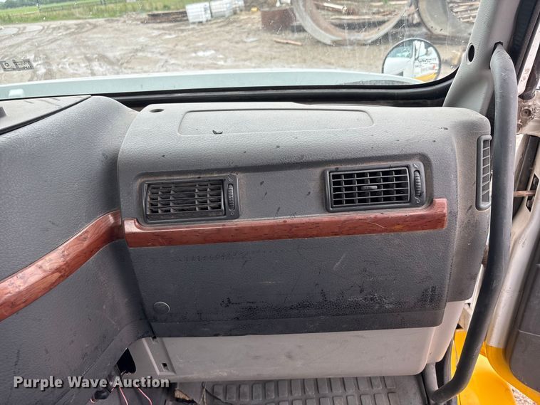 image for item DO5229 2004 Volvo Truck VHD truck cab and chassis