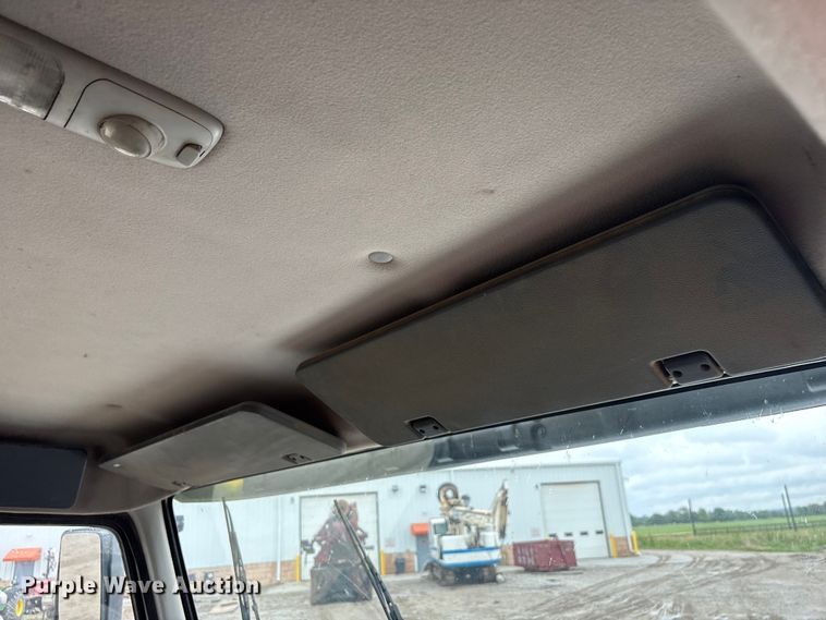 image for item DO5229 2004 Volvo Truck VHD truck cab and chassis